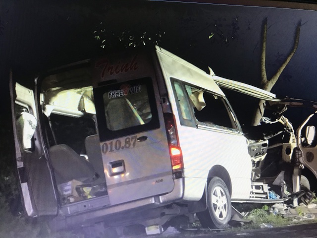 Vụ tai nạn 8 người chết ở Bình Thuận: Đang xác minh ai lái xe khách!