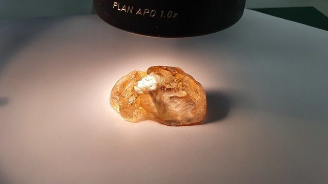 Đào được viên kim cương thô màu vàng hàng trăm triệu năm tuổi, lớn nhất ở Nga